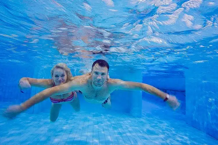 Mees ja naine Värska veepargis vee all ujumas.