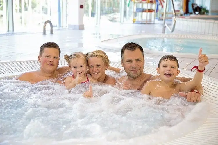 Семья в гидромассажной ванне Вярского водного центра.