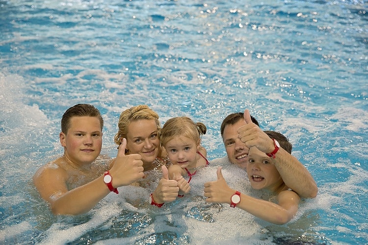 Piecu cilvēku ģimene Värska akvaparka baseinā.