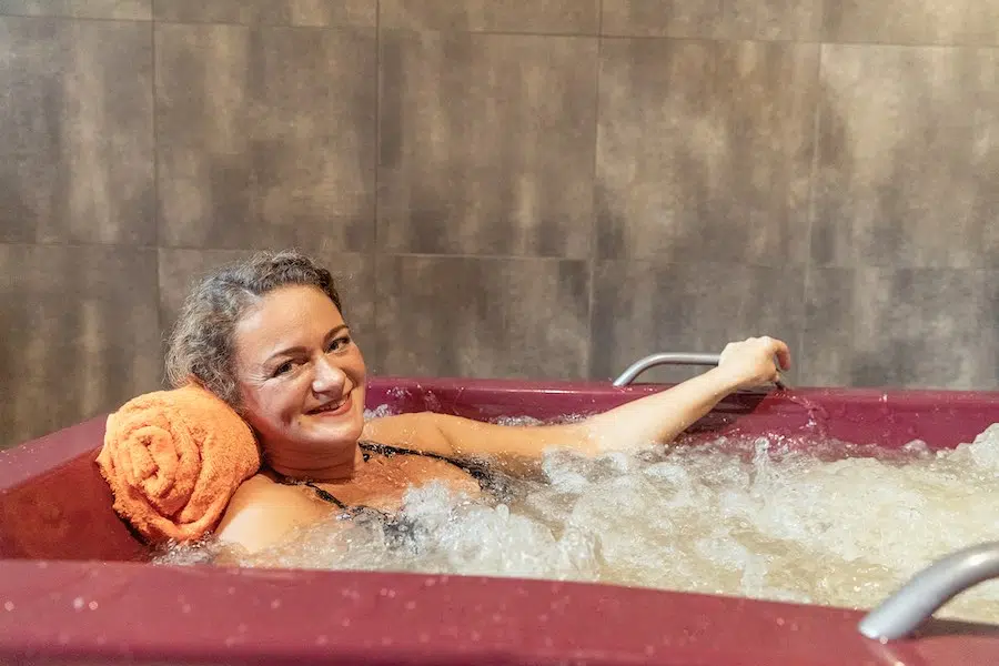 Спа-салон "Вярска", женщина в жемчужной ванне с природной минеральной водой.