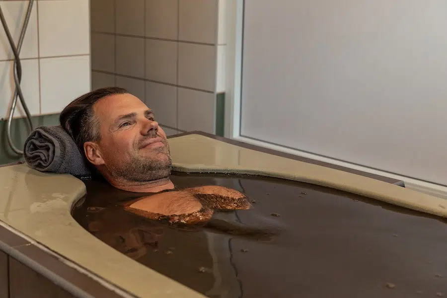 Värska spa treatment centre, a man in a therapeutic bath.
