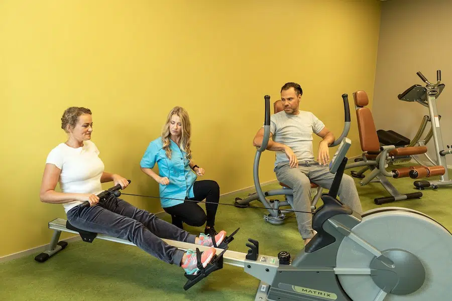 A woman and a man try out circuit training machines at the Värska spa treatment centre, following the advice of a physiotherapist.