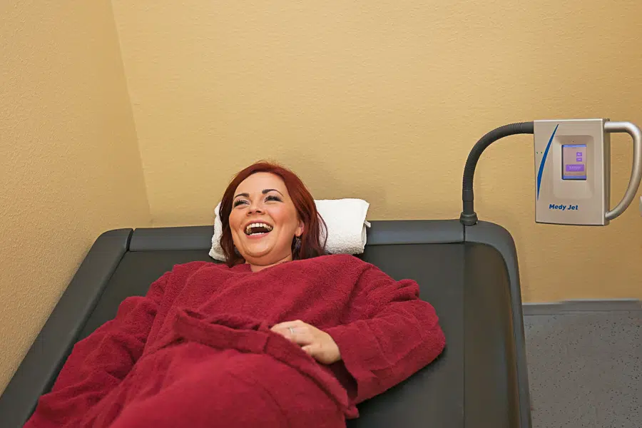 Женщина наслаждается массажем на водяной кровати в центре спа-процедур MedyJet Värska.
