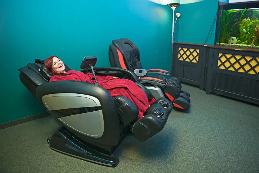 Женщина на массажном кресле в лечебном центре курорта Вярска.