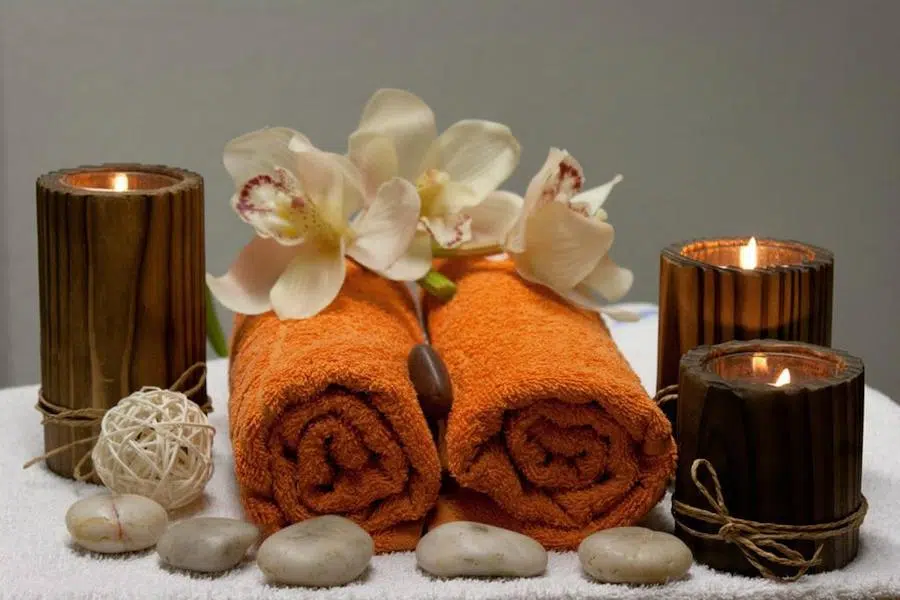 Towels and candles - illustrative photo of Thai hand massage procedure in Värska deafness treatment centre.