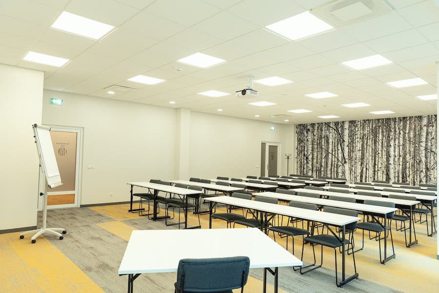Poloda nulga hall for a training course or a seminar in the water centre house at Värska Spa Centre. The room is equipped with a screen, a projector and a flipchart.