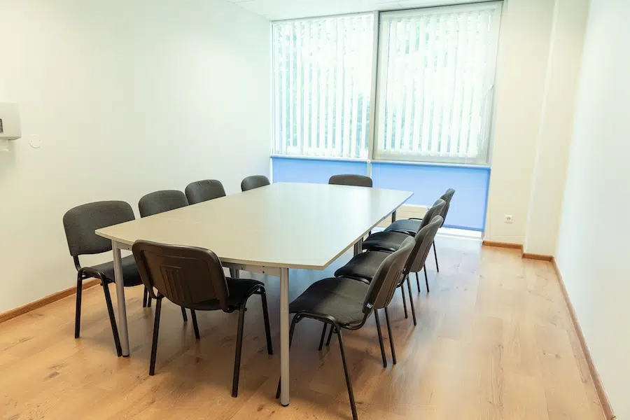 Raakva ruum veekeskuse majas Värska kuurortravikeskuses koosoleku või väiksema meeskonna rühmatöö läbiviimiseks seminari ajal.