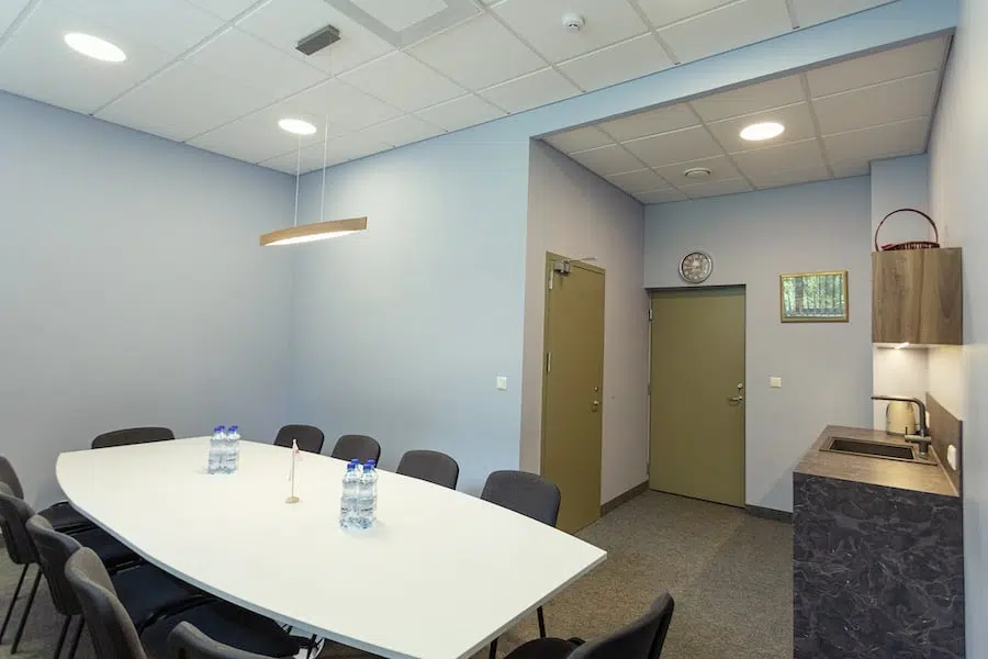 A room in Saatserinna for a meeting or group work for a smaller team during a seminar at the Värska Spa Centre. There is a wall-mounted TV to display computer screens and a kitchenette.