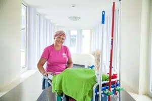 Хеле Райв, помощница медсестры в санатории "Вярска", со своими инструментами в галерее санаторного отеля.