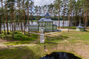 Reegi maja ehk Värska külastuskeskus kuurortravikeskuse lähistel.