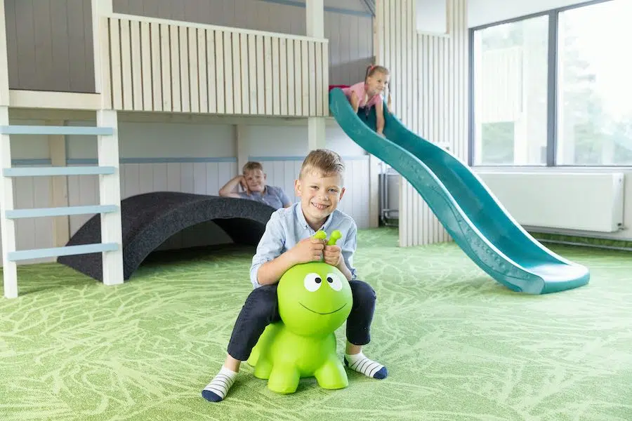 Bērni rotaļu istabā Värska spa ārstniecības centrā.