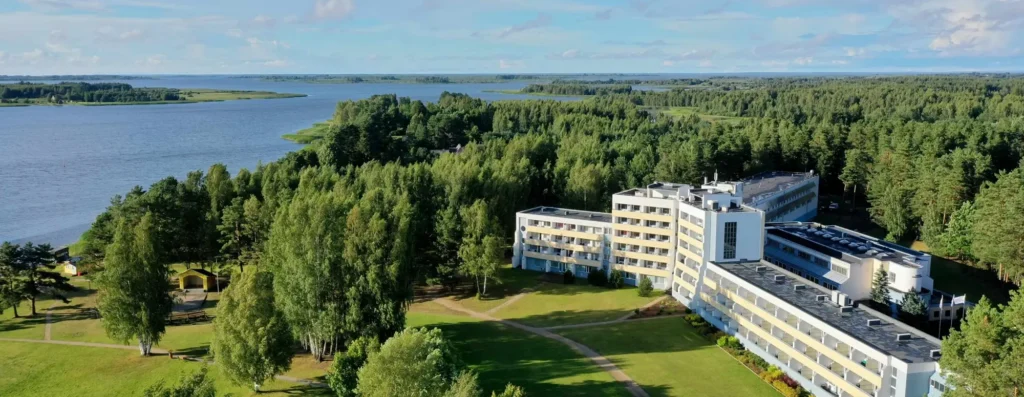 Vaade õhust Värska sanatooriumi kompleksile Värska lahe ääres