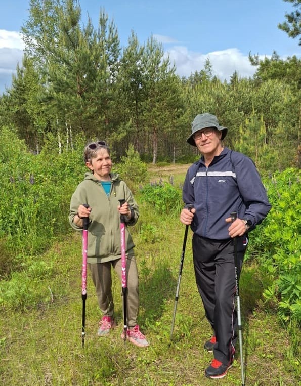 Rahulolevad kliendid Liivi ja Aivo Orumägi Lääne-Virumaalt on virgutaval metsamatkal käimiskeppidega