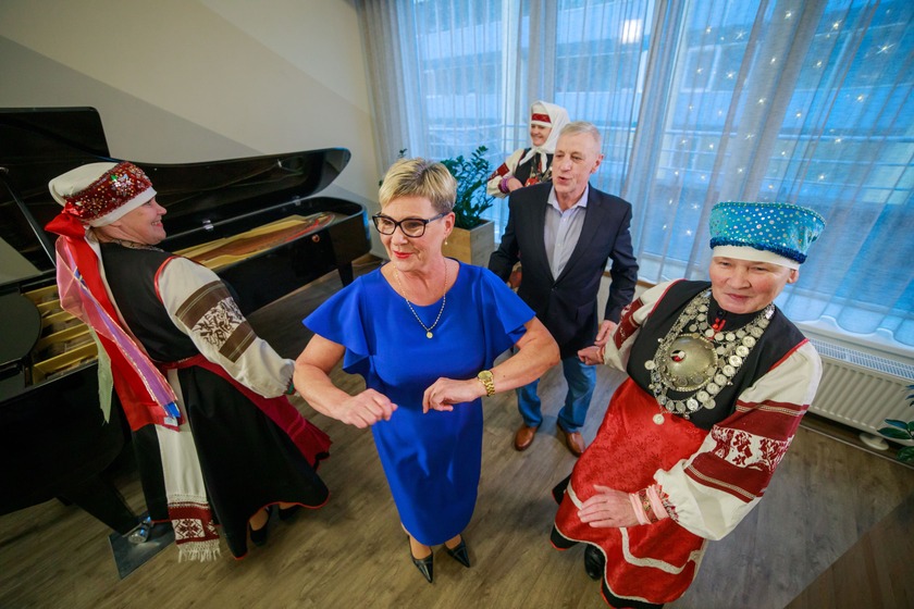Eakas paar tantsib koos seto rahvarõivastes naistega