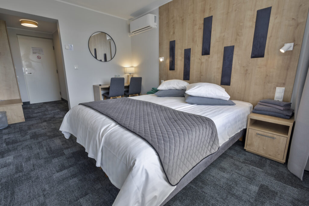 Стандартный 2-местный номер в санаторной гостинице "Вярска" с широкой кроватью.