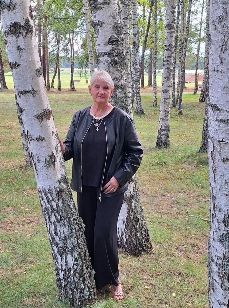 Reeda Olesk Tartust Värska sanatooriumi rannas kaskede vahel